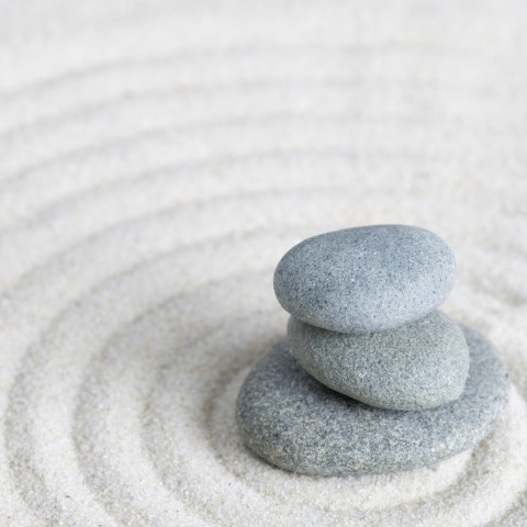 Kieselsteine auf Sand, Zen Style